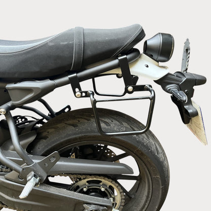 Support sacoche latérale moto - Kick Fix – moto Universel personnalisée Arthus Motors