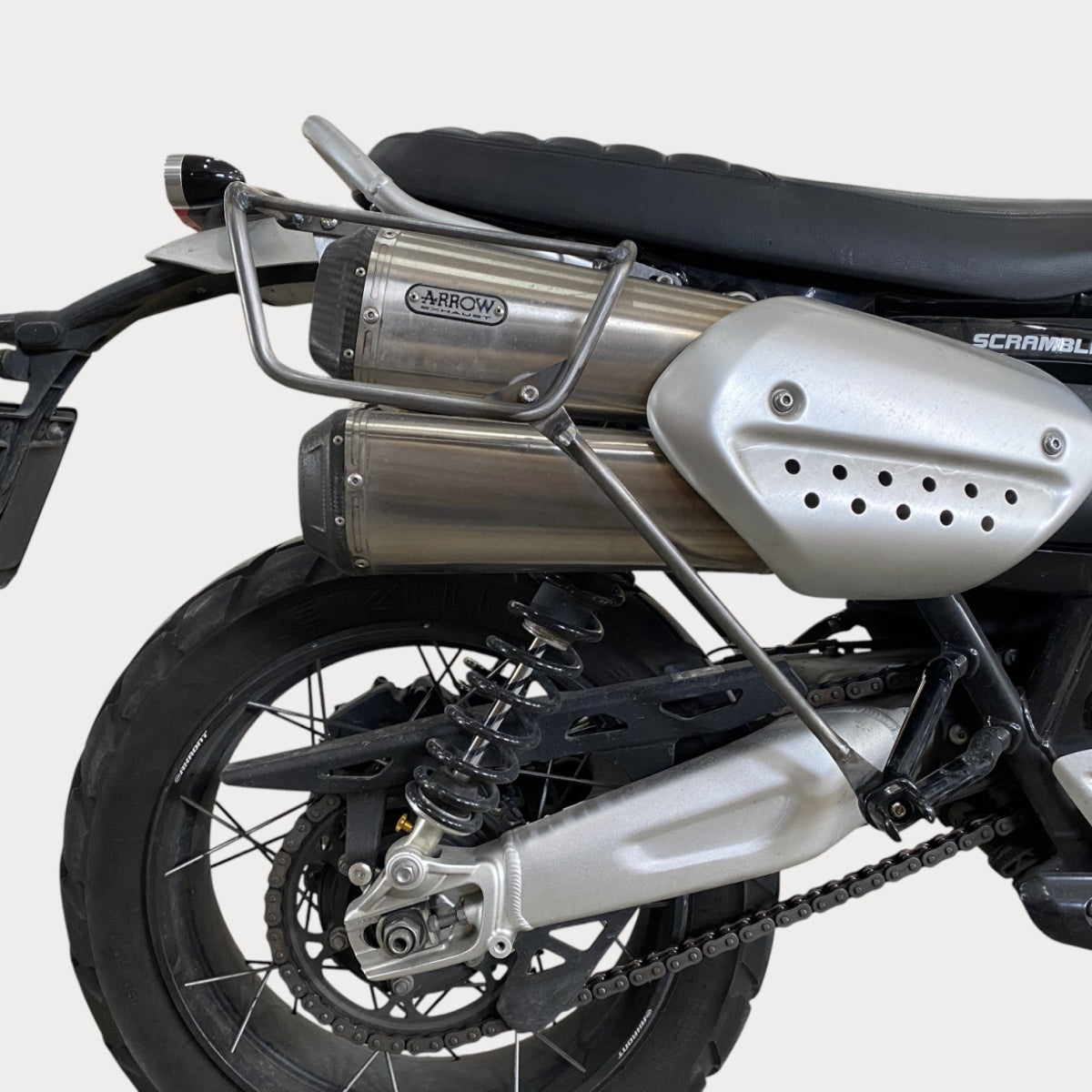 Support sacoche latérale moto - Kick Fix – moto Universel personnalisée Arthus Motors