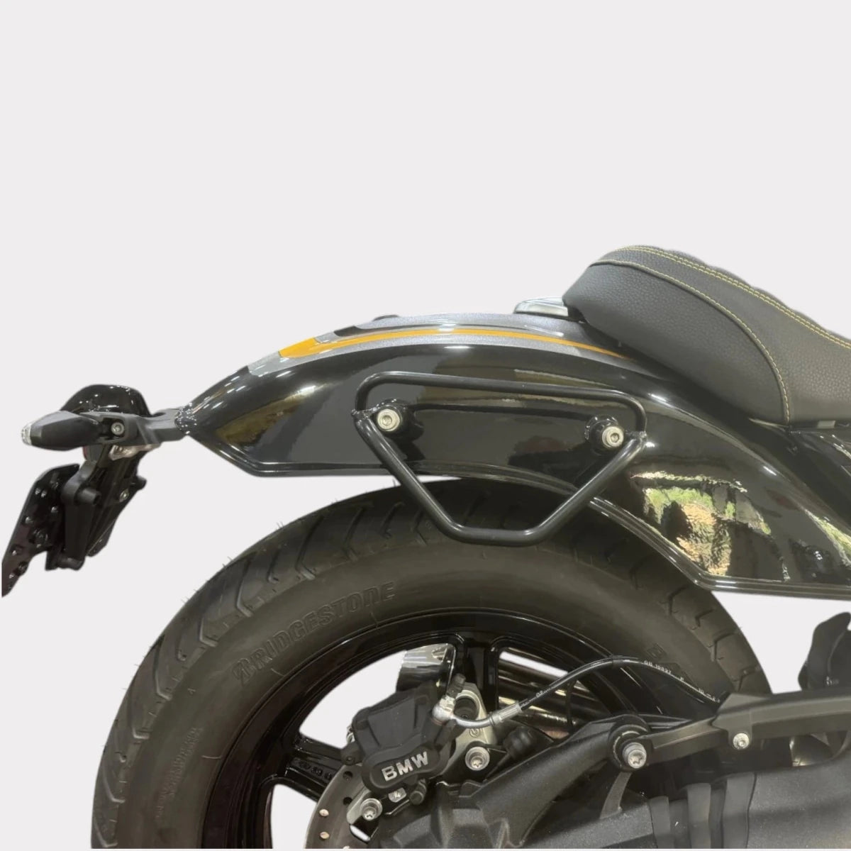 Support sacoche latérale moto - Kick Fix – moto Universel personnalisée Arthus Motors