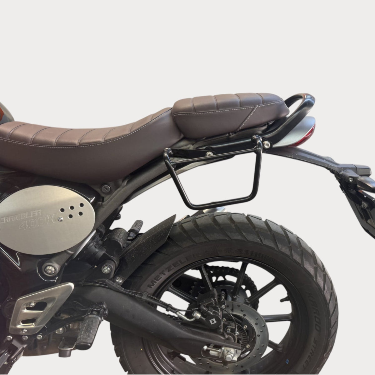 Support sacoche latérale moto - Kick Fix – moto Universel personnalisée Arthus Motors