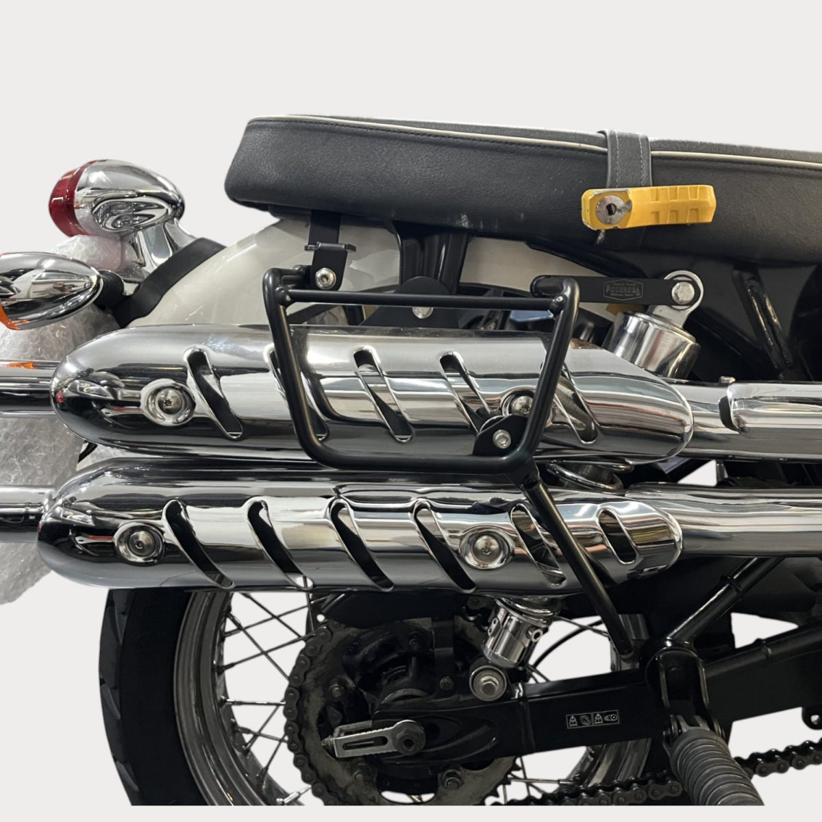 Support sacoche latérale moto - Kick Fix – moto Universel personnalisée Arthus Motors